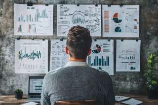 Foto: Mann prüft Finanzdaten