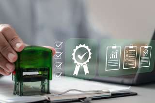Foto: Person mit Stempel in der Hand